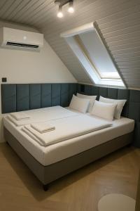 En eller flere senge i et værelse på Boutique Villa Vanilla + 20 billeder