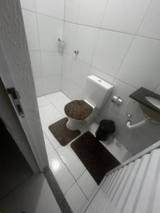 a bathroom with a toilet and a sink at Casa de ferias Tarciane Horizonte Ceara in Horizonte