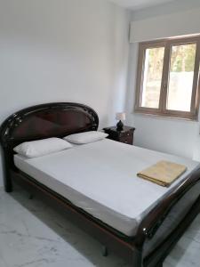 una cama en una habitación con ventana en A casa di nonna Giovanna, en Vasto