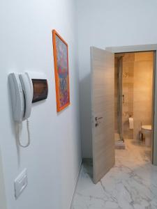 baño con teléfono colgado en la pared en A casa di nonna Giovanna, en Vasto