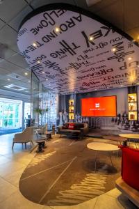 A television and/or entertainment centre at ibis Lima Reducto Miraflores