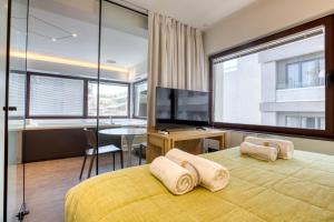 Postel nebo postele na pokoji v ubytování GSM Elevated Luxury Suites