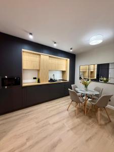 a kitchen and dining room with a table and chairs at Апартамент Vista Al Mar in Pomorie