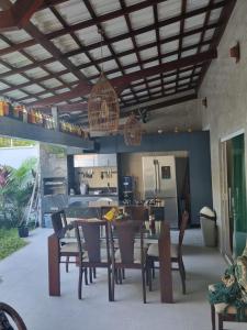 a kitchen and dining room with a table and chairs at Casa Odara - Lençóis Maranhenses - Barreirinhas MA in Barreirinhas