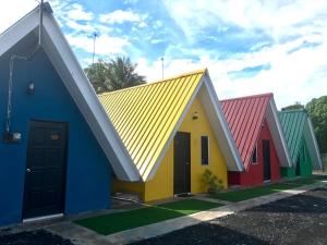 Family Cottage Beseri في كانجار: صف من المباني الملونة مع أسقفها +13 صورة