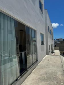 un edificio con ampie vetrate sul lato di VISTA MAR 3 apt6 a Porto Seguro