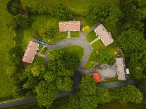 eine Luftaufnahme einer Straße in einem Wald in der Unterkunft Longford Holiday Kitty Kiernan's Self Catering Thatch Cottage in Longford