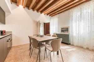 a kitchen and dining room with a table and chairs at San Matteo Rialto Terrace Apt in Venice
