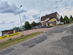 una carretera vacía frente a una gasolinera en Mieszkanie 80m2 okolice Biała Podlaska, 