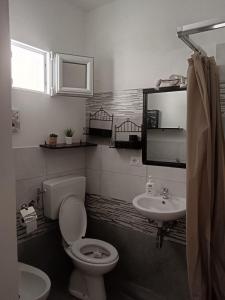 un baño con inodoro y lavabo en Casa Edo, en Castelsardo