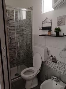 Un baño con inodoro, ducha y lavabo. en Casa Edo, en Castelsardo