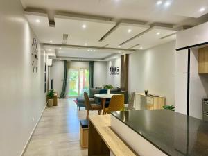 Χώρος καθιστικού στο Modern 3-Bedroom Apartment - El Shorouk