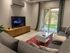 Μια τηλεόραση ή/και κέντρο ψυχαγωγίας στο Modern 3-Bedroom Apartment - El Shorouk +21 φωτογραφίες