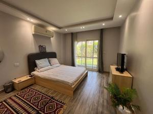 Ένα ή περισσότερα κρεβάτια σε δωμάτιο στο Modern 3-Bedroom Apartment - El Shorouk