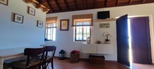 a living room with a purple door and chairs at Casa las estrellas in Garafía