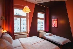 Cama ou camas em um quarto em The Circus Hostel