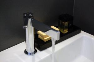un lavandino in bagno con rubinetto con acqua che esce di PM 5 Via Salita di Castelvecchio a Matera