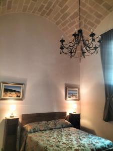 a bedroom with a bed and two lamps on tables at Piazza Vittorio 30 in Trapani