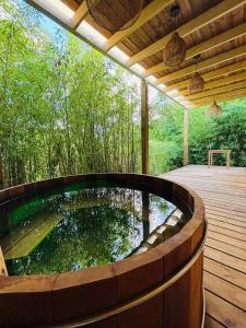 O grădină în afara EXCLUSIVITE Lodge luxe avec bain nordique au bord du canal à 1h15 de Paris