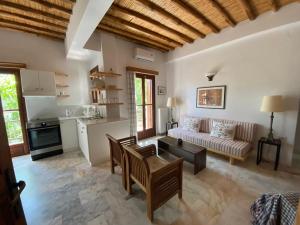 スキロスにあるAegean Houseのソファとテーブルのあるリビングルーム