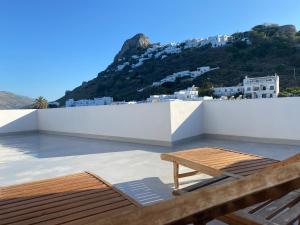 スキロスにあるAegean Houseの屋上のパティオ(テーブル、椅子付)