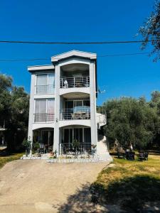 a large white building with a balcony on top at Nana Dea 2 in Utjeha
