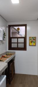 a kitchen with a counter top and a window at Apartamento central in Ouro Preto