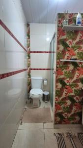 - Baño con aseo en una habitación en Casa COP30, en Ananindeua