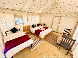 Postel nebo postele na pokoji v ubytování Amazing Desert Camp