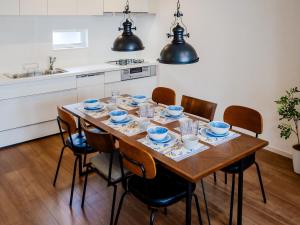 een eetkamer met een tafel met stoelen en een keuken bij Town House Suma in Kobe +95 foto's