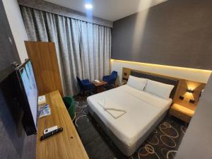 Postel nebo postele na pokoji v ubytování Melody Queen Hotel by AURA