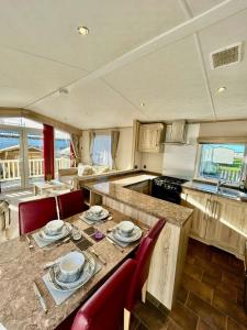 Köök või kööginurk majutusasutuses Lodge at Whitehouse leisure park