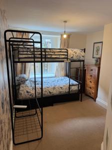 Katil atau katil-katil dalam bilik di Spacious, sleeps 7, two baths, central Saltash