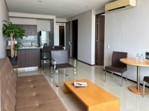 a living room with a couch and a table at Estelar Apartamentos Barranquilla in Barranquilla