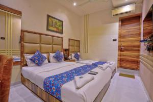 Postel nebo postele na pokoji v ubytování Meriton Buisness Hotel Mumbai International airport T-2