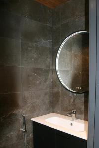 a bathroom with a sink and a mirror at Levin Lyhty Bianca by Hilla Villas in Levi