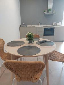 a kitchen with a table with four chairs and a kitchen at Apartamento Nuevo Ondina in Begur