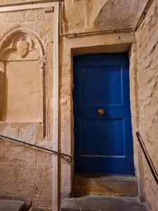 a blue door on the side of a building at T2 Cosy Clim & WiFi - Ecusson cœur de Montpellier in Montpellier