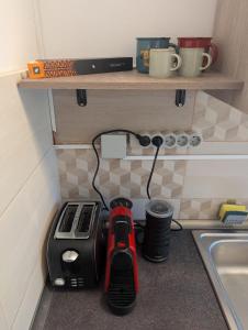 encimera de cocina con licuadora y cafetera en Apartamentul Anei, en Constanţa 6 fotos más