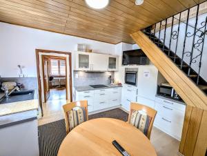 Kuchyň nebo kuchyňský kout v ubytování Monteurhaus Mömlingen + 12 fotografií