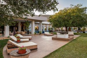 une cour avec des canapés, des tables et des arbres dans l'établissement Rio Quente Cristal Resorts, à Rio Quente