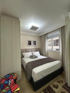 a bedroom with a bed and a window at Excelente Studio a 3 quadras da Avenida Paulista in Sao Paulo