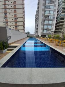 a swimming pool in the middle of two buildings at Excelente Studio a 3 quadras da Avenida Paulista in Sao Paulo