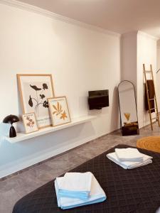 Μια τηλεόραση ή/και κέντρο ψυχαγωγίας στο Noa Urban Retreat Apartment