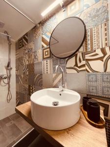 Ένα μπάνιο στο Noa Urban Retreat Apartment +23 φωτογραφίες