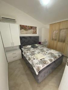 a bedroom with a bed in a room at Nana Dea 2 in Utjeha