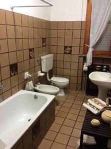 a bathroom with a tub and a toilet and a sink at Le Stanze di Theia in Chianciano Terme