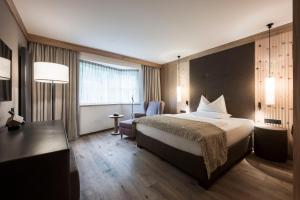 Postel nebo postele na pokoji v ubytování Adler Spa Resort Dolomiti