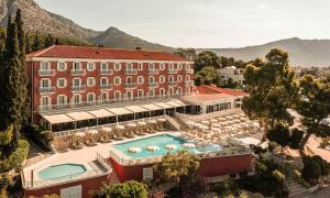 Nespecifikovaný výhled na hory nebo výhled na hory při pohledu z hotelu