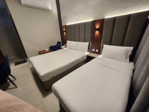 Postel nebo postele na pokoji v ubytování Melody Queen Hotel by AURA